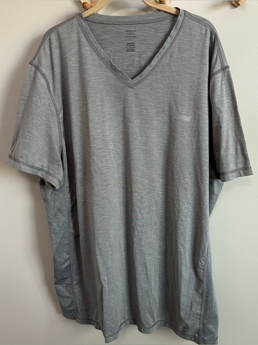 Men's AE gray athletic Tshirt Vneck xxxl